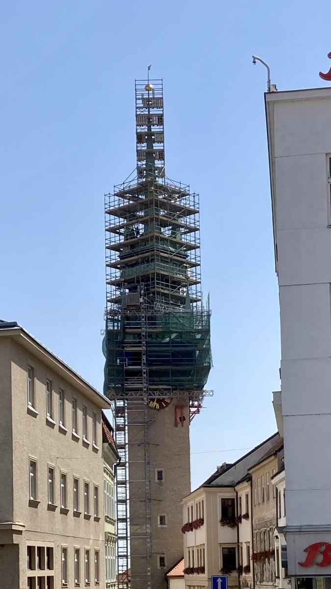 URB_PUK's tweet image. Gotický industriál:
Znojmo na čas pozměnilo svou nejvýraznější dominantu. Střecha radniční věže je již kompletně v šat z lešení oděna.