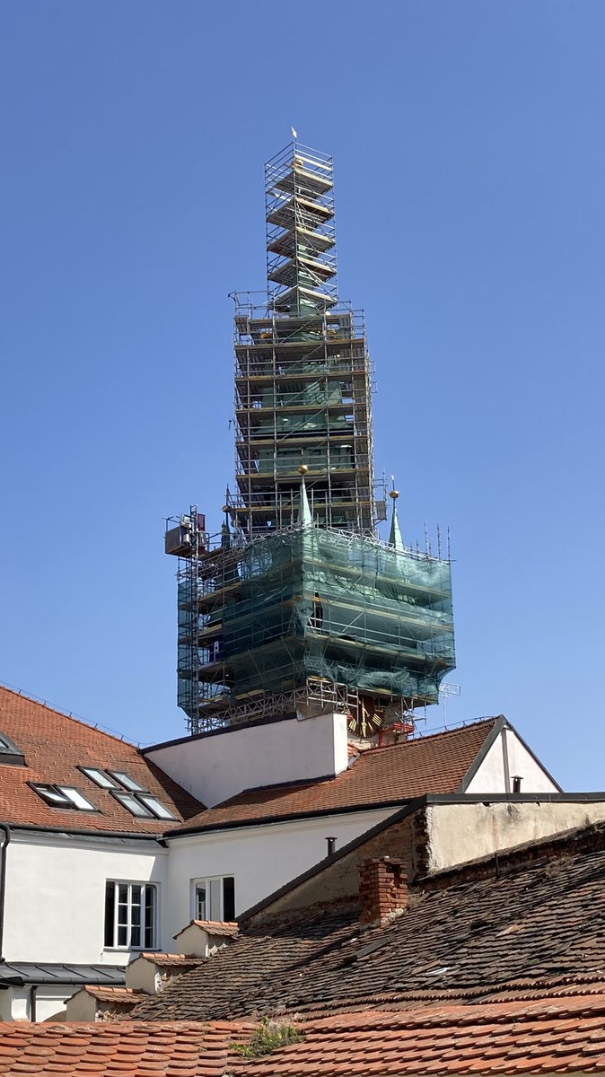 URB_PUK's tweet image. Gotický industriál:
Znojmo na čas pozměnilo svou nejvýraznější dominantu. Střecha radniční věže je již kompletně v šat z lešení oděna.