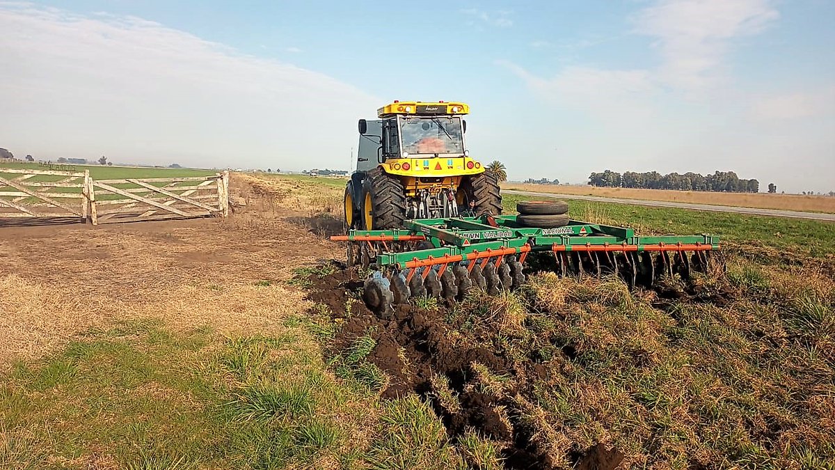 CarinaLambrecht's tweet photo. 🚜Seguimos con tareas de prevención de incendios forestales frente a la cercanía de la próxima temporada estival
🚜Trabajos de cortafuegos y mantenimiento de banquinas
#RN228 entre #TresArroyos #Necochea
#Conservación
#VialidadNacional90Años
@gtrankels
@GustavoHArrieta https://t.co/IQwNKJ5Fx6