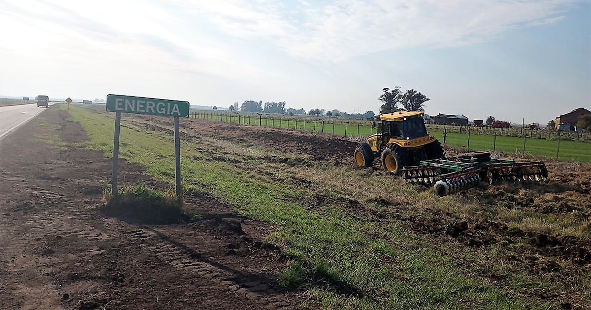 CarinaLambrecht's tweet photo. 🚜Seguimos con tareas de prevención de incendios forestales frente a la cercanía de la próxima temporada estival
🚜Trabajos de cortafuegos y mantenimiento de banquinas
#RN228 entre #TresArroyos #Necochea
#Conservación
#VialidadNacional90Años
@gtrankels
@GustavoHArrieta https://t.co/IQwNKJ5Fx6