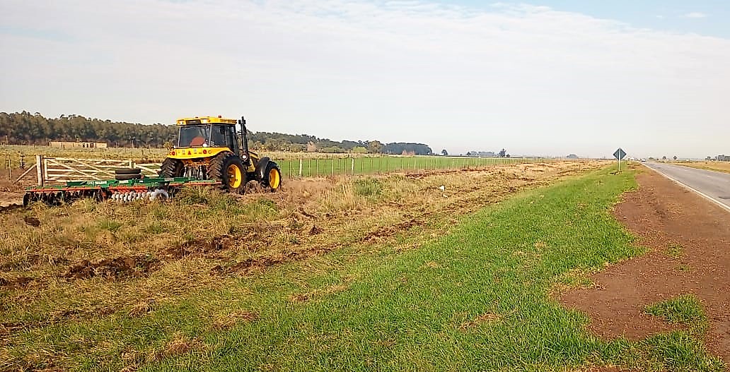 CarinaLambrecht's tweet photo. 🚜Seguimos con tareas de prevención de incendios forestales frente a la cercanía de la próxima temporada estival
🚜Trabajos de cortafuegos y mantenimiento de banquinas
#RN228 entre #TresArroyos #Necochea
#Conservación
#VialidadNacional90Años
@gtrankels
@GustavoHArrieta https://t.co/IQwNKJ5Fx6