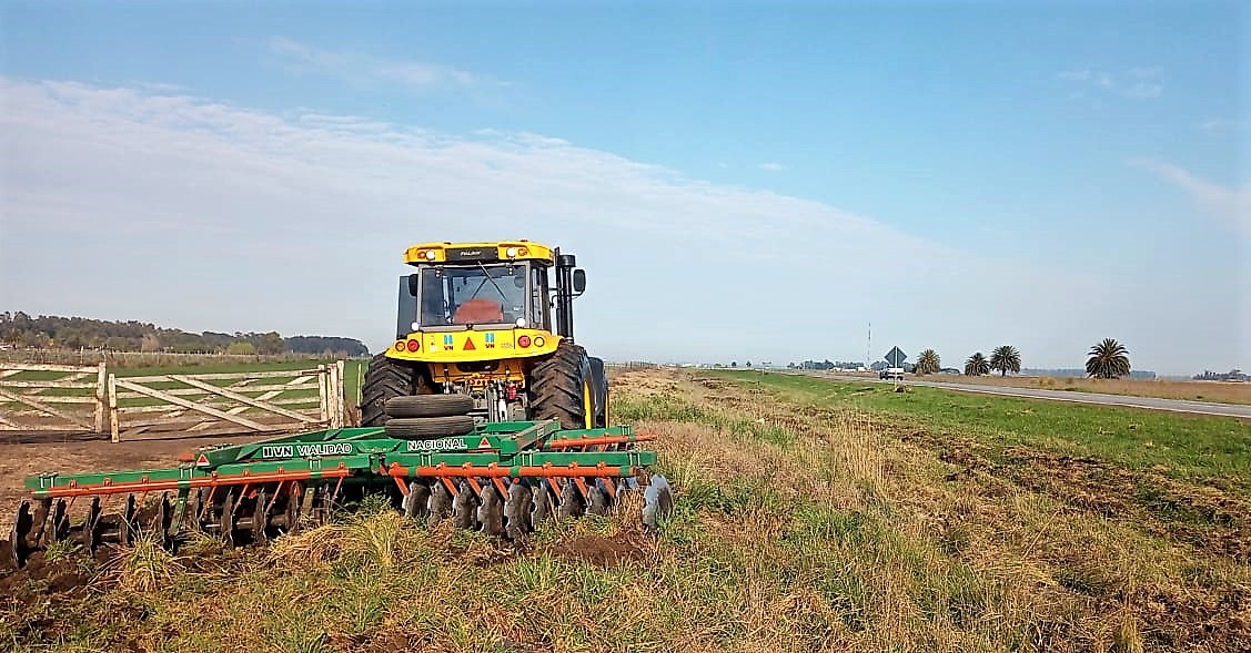 CarinaLambrecht's tweet photo. 🚜Seguimos con tareas de prevención de incendios forestales frente a la cercanía de la próxima temporada estival
🚜Trabajos de cortafuegos y mantenimiento de banquinas
#RN228 entre #TresArroyos #Necochea
#Conservación
#VialidadNacional90Años
@gtrankels
@GustavoHArrieta https://t.co/IQwNKJ5Fx6