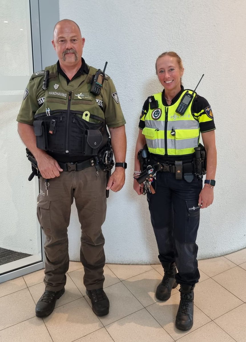 Presentatie 
Samen met mijn Greenteammaatje uitleg gegeven over onze werkzaamheden, het belang van een goed netwerk #Greenteam. 💚
En bovenal Samen praten over ons milieu. De jeugd heeft de toekomst.  #bewustwording #milieu #dierenwelzijn #opleiding #politie 
Fijne dag 👮🏼‍♀️👋🏻