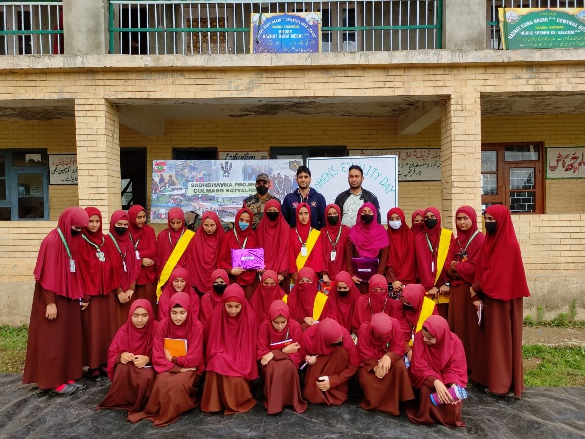 HukusBukus_786's tweet photo. A short #lecture & #essaywriting competition conducted by #IndianArmy on #WomensEqualityDay at Hazrat Baba Reshi, Central High School, #Hajibal, #Baramulla District. 40 students alongwith 4 teachers were part of the event.
#Kashmir
#womenempowerment
#women
@manojsinha_ https://t.co/AbzPZKqvhi