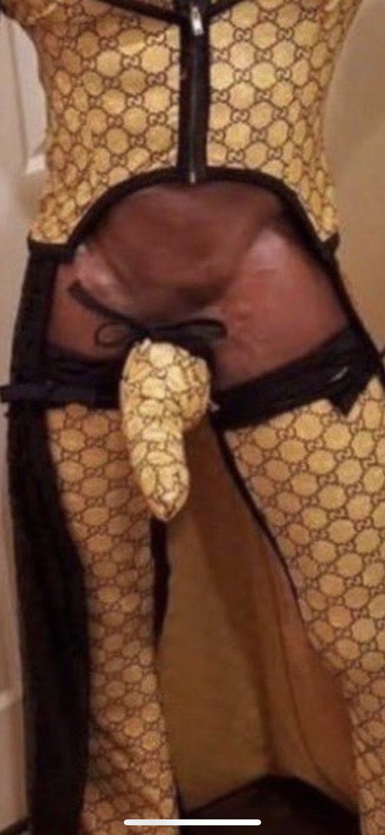parkjuggernaut's tweet photo. this guys cock doesnt look big in perspective but if you zoom in i looks like 6 inch cock if in full on erection https://t.co/fHNxaeKlz4