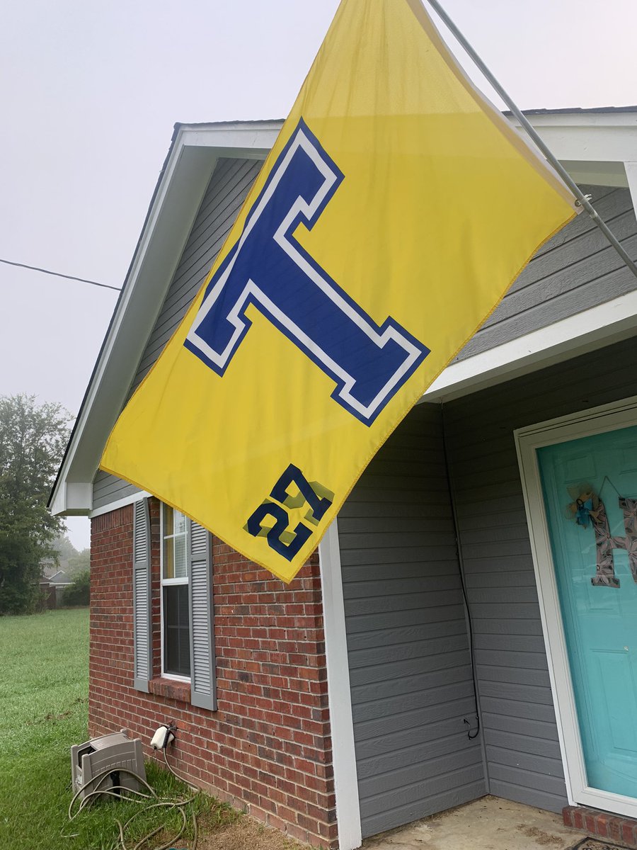 HallLatony's tweet photo. Game day!!! #beatlafayette 🏈🌊 @THSGoldenWave @tupelofootball @ThardiN1235 https://t.co/RLI3A5u1m7