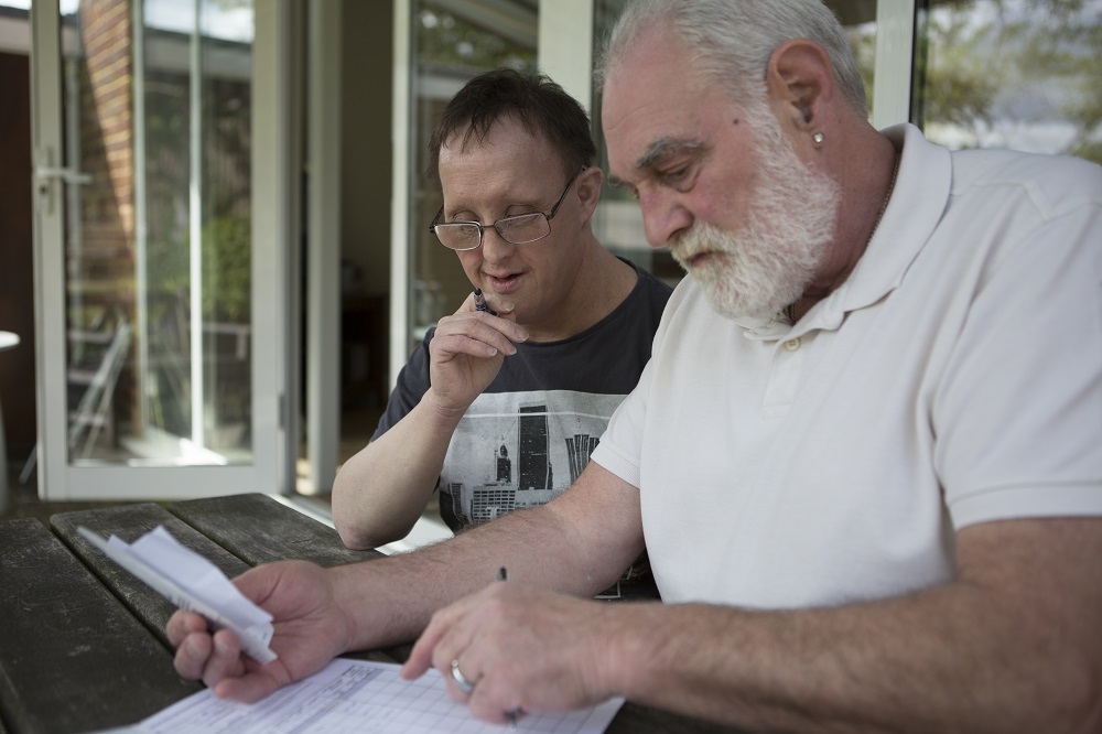 mencap_charity's tweet image. Some things to remember in light of today’s energy cap announcement:

🔸 The price cap doesn’t apply to everyone – it only applies to you if you’re on a default tariff.

🔸 You might be eligible for cost of living support payments if you receive certain types of benefits.