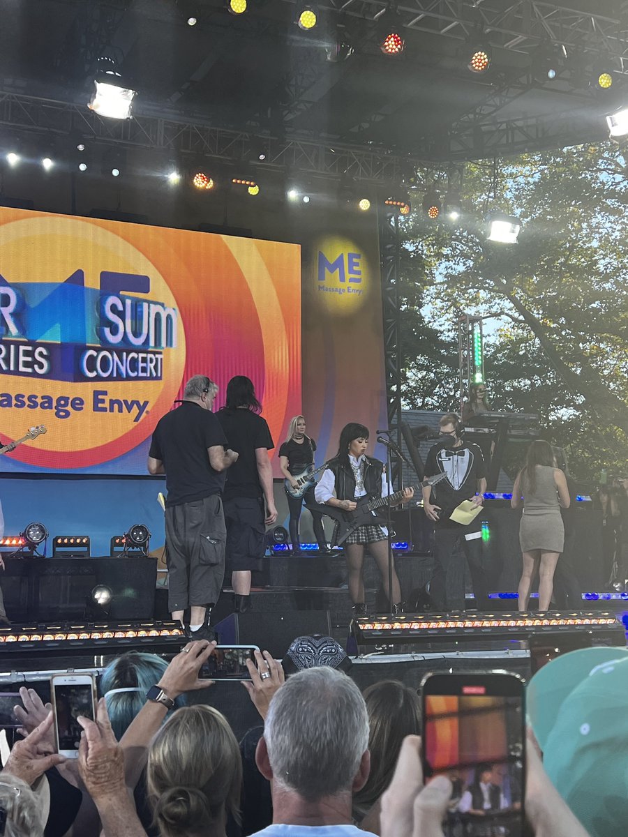 AzmouzEmile's tweet photo. I can’t believe a week ago I was seeing Demi a Lovato in Central Park 😭😍.#DemiOnGma #HOLYFVCK https://t.co/JURmkdtAxw