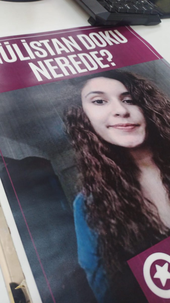 cantv_tv's tweet photo. Gülistan Doku 965 gündür kayıp

Munzur Üniversitesi Meslek Yüksek Okulu Çocuk Gelişimi Bölümü 2’nci sınıf öğrencisi #GülistanDoku’dan, 5 Ocak 2020 tarihinden bu yana haber alınamıyor. Ailesi, arkadaşları ve kamuoyu 965 gündür etkin soruşturma yürütülmesini talep ediyor. https://t.co/W6TaqUpSRr