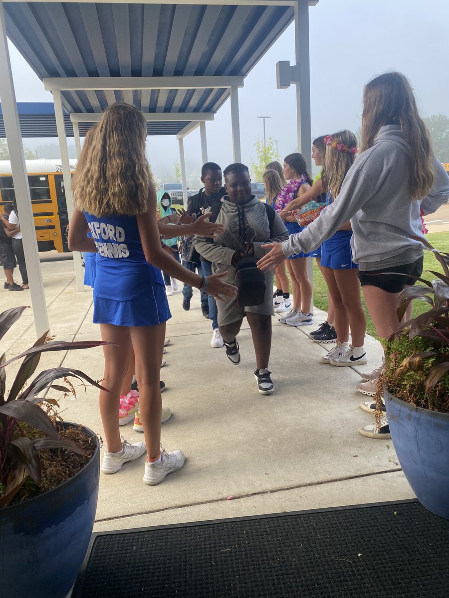 OxfordHS_Tennis's tweet photo. Have a GREAT Hawaiian morning from Oxford Tennis! 💪🏼💙🌺🌸🎾 https://t.co/SgLxxK4b3x