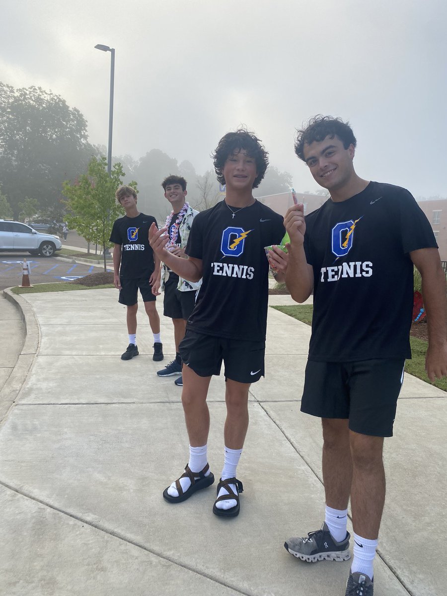OxfordHS_Tennis's tweet photo. Have a GREAT Hawaiian morning from Oxford Tennis! 💪🏼💙🌺🌸🎾 https://t.co/SgLxxK4b3x