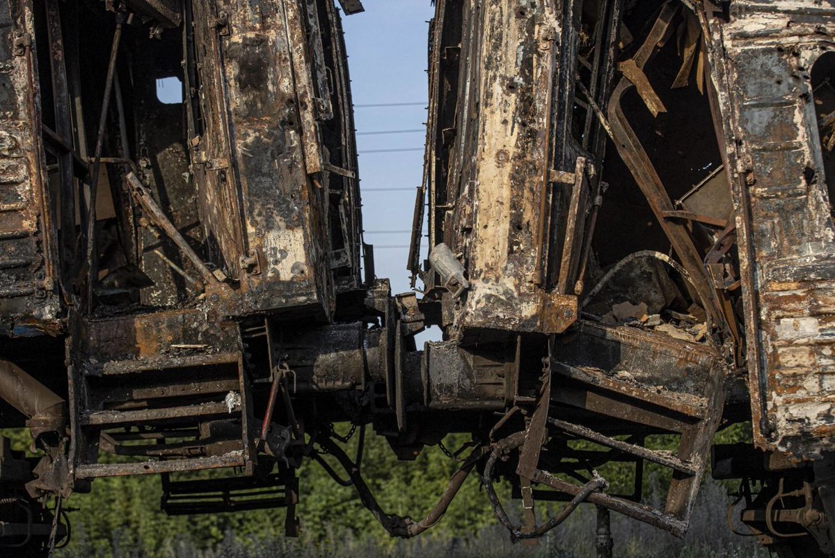 zav_raya's tweet photo. A train at Chaplino station, Dnipropetrovsk region, after shelling on August 24. #Ukraine️ #war #RussianAggression #RussianWarCrimes #RussiaIsATerroristState https://t.co/9rohyqrWJF