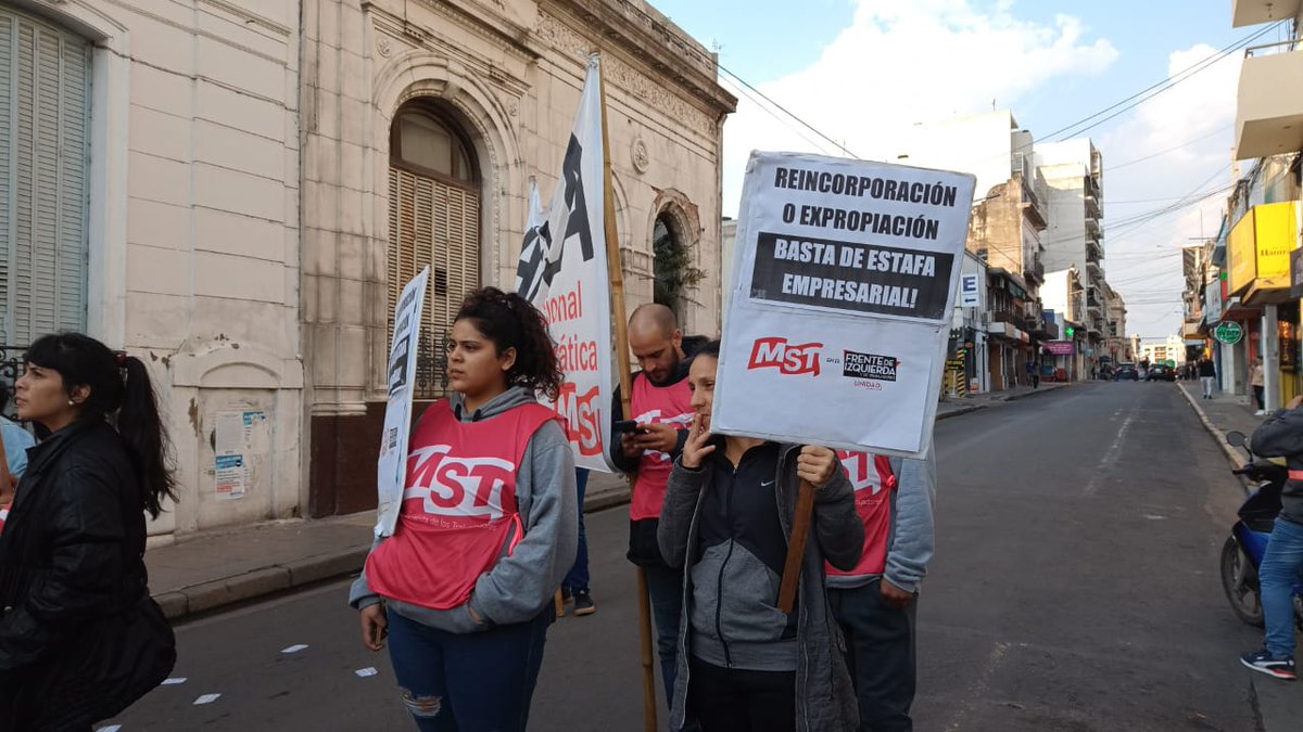 MST_EntreRios's tweet photo. Hoy estamos acompañando a los y las trabajadoras del supermercado Vea a la Secretaría de Trabajo.

Siendo de los sectores económicos que más han ganado en el último tiempo, aquejan números en rojo para echar a los empleados.

Sigue👇 https://t.co/6pqepB8fLv