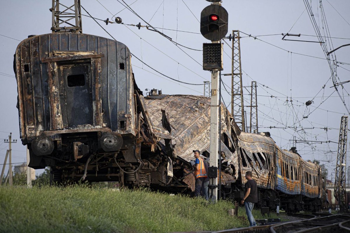 zav_raya's tweet photo. A train at Chaplino station, Dnipropetrovsk region, after shelling on August 24. #Ukraine️ #war #RussianAggression #RussianWarCrimes #RussiaIsATerroristState https://t.co/9rohyqrWJF