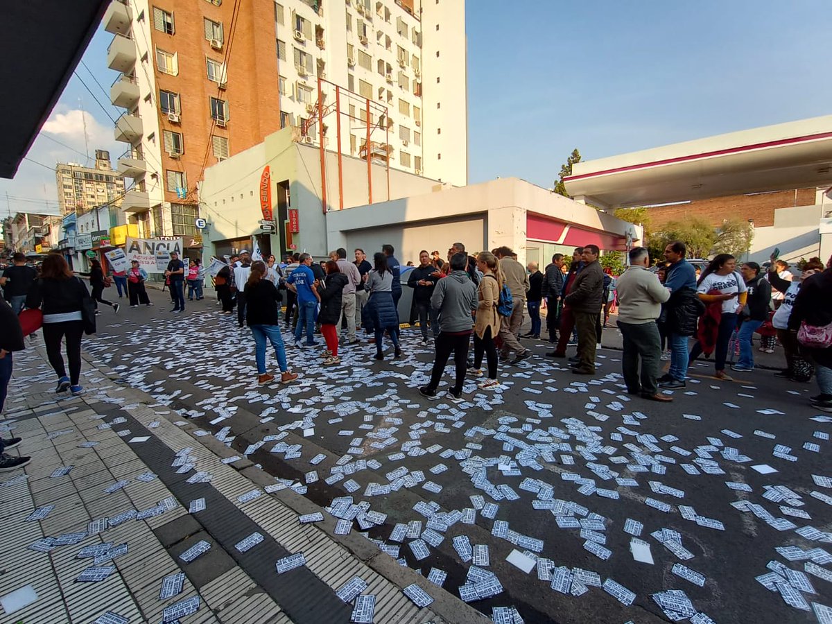 MST_EntreRios's tweet photo. Hoy estamos acompañando a los y las trabajadoras del supermercado Vea a la Secretaría de Trabajo.

Siendo de los sectores económicos que más han ganado en el último tiempo, aquejan números en rojo para echar a los empleados.

Sigue👇 https://t.co/6pqepB8fLv