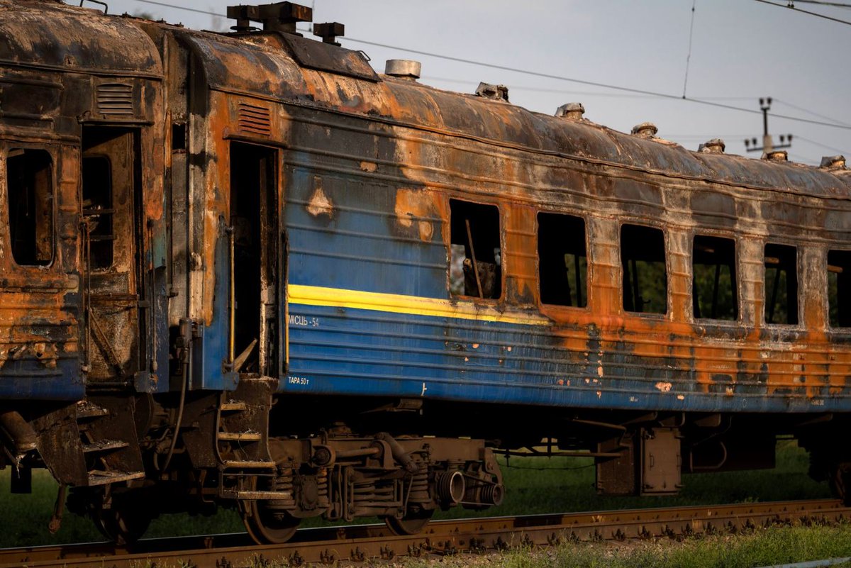 zav_raya's tweet photo. A train at Chaplino station, Dnipropetrovsk region, after shelling on August 24. #Ukraine️ #war #RussianAggression #RussianWarCrimes #RussiaIsATerroristState https://t.co/9rohyqrWJF