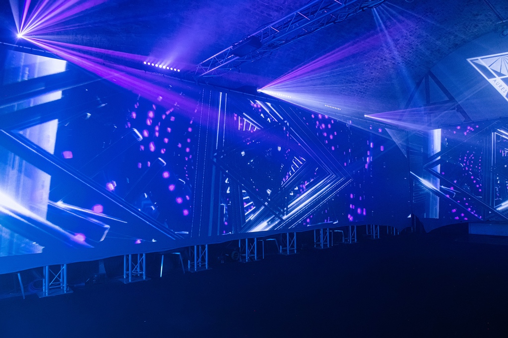 Kaleidoscope of colour and completely mesmerising 💙💙💙

#immersive #projections #digitalvenue

📸 @susannahfields