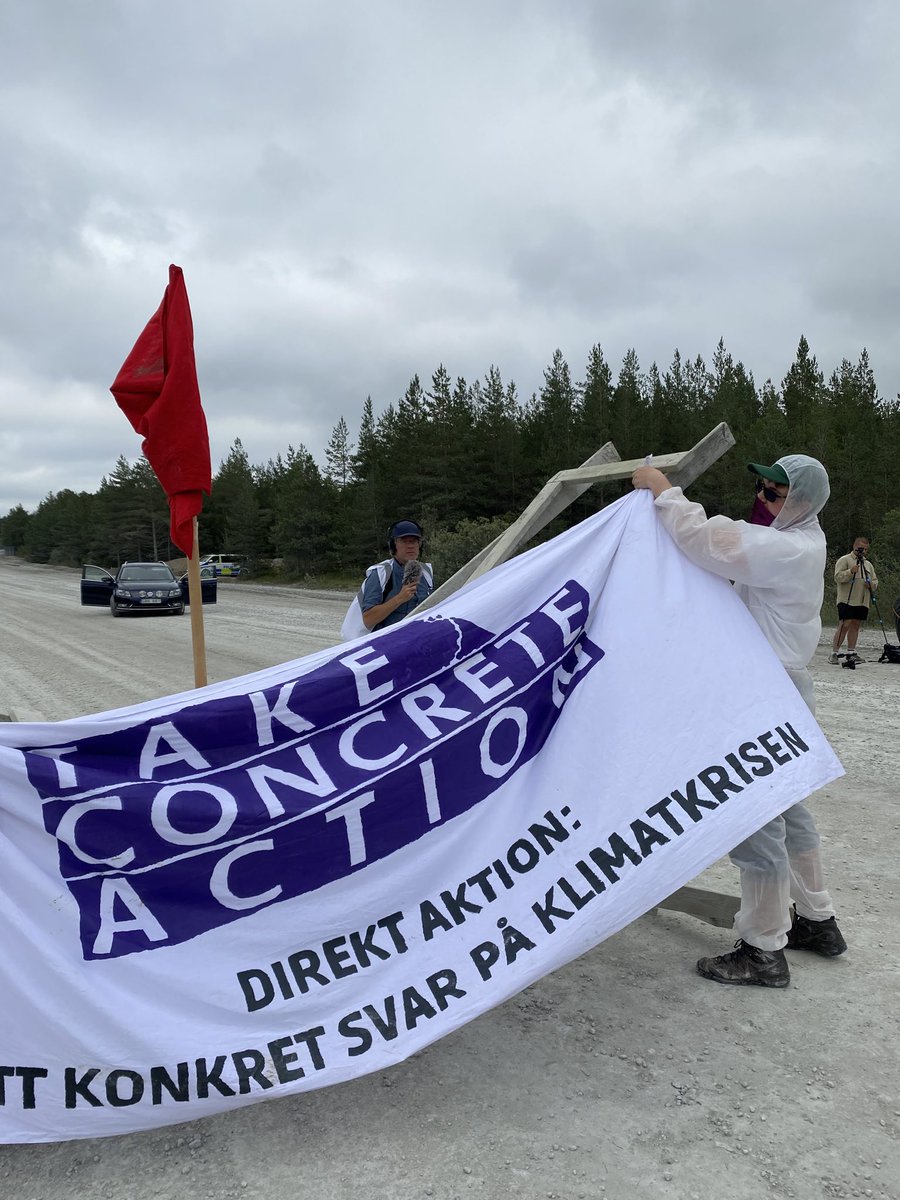 WurzelnB's tweet photo. 5 Stunden Blockade - jetzt ist der lila Finger beim roten Finger mit guter Stimmung angekommen!
#stoppacementa
#TakeConcreteAction https://t.co/iip72Cwgso