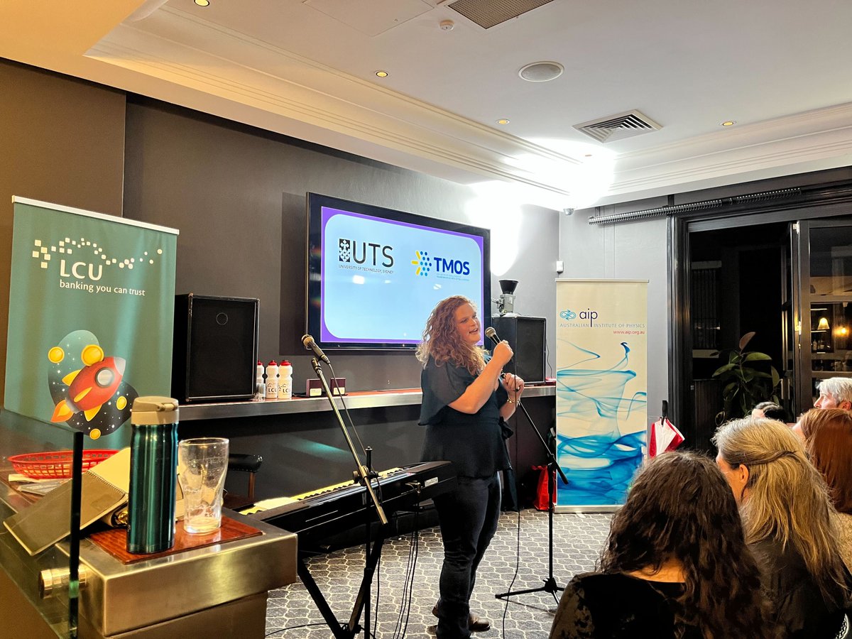 igordownunder's tweet photo. @philuponscience @AIPNSW @OsmanFrederick #scicomms #physicsinthepub WHAT A NIGHT!!! Lesley and @Ritikabazzad from @TMOS_ARC @UTS_Science rocking the place! https://t.co/SERjVMS1Uv
