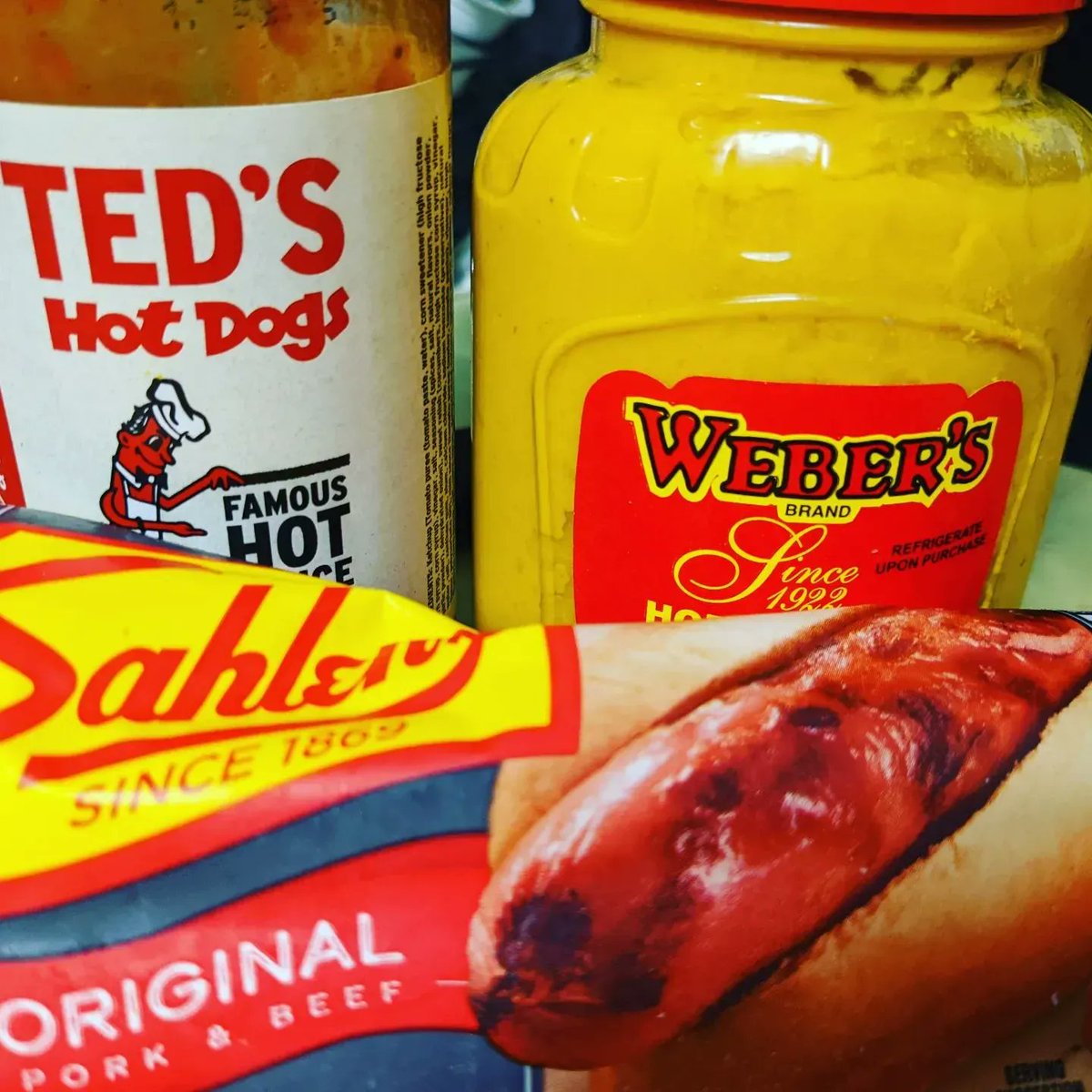 Sahlens's tweet photo. We love seeing The City of Good Neighbors' mindset live on across the country! @shoretalk shares his #family #tradition of enjoying a #4th of #July #Sahlen #HotDog and Weber's #Mustard & @TedsHotDogs #HotSauce drizzled on top. Once a #Buffalionian, always a Buffalonian! https://t.co/2gSFgp3z2j