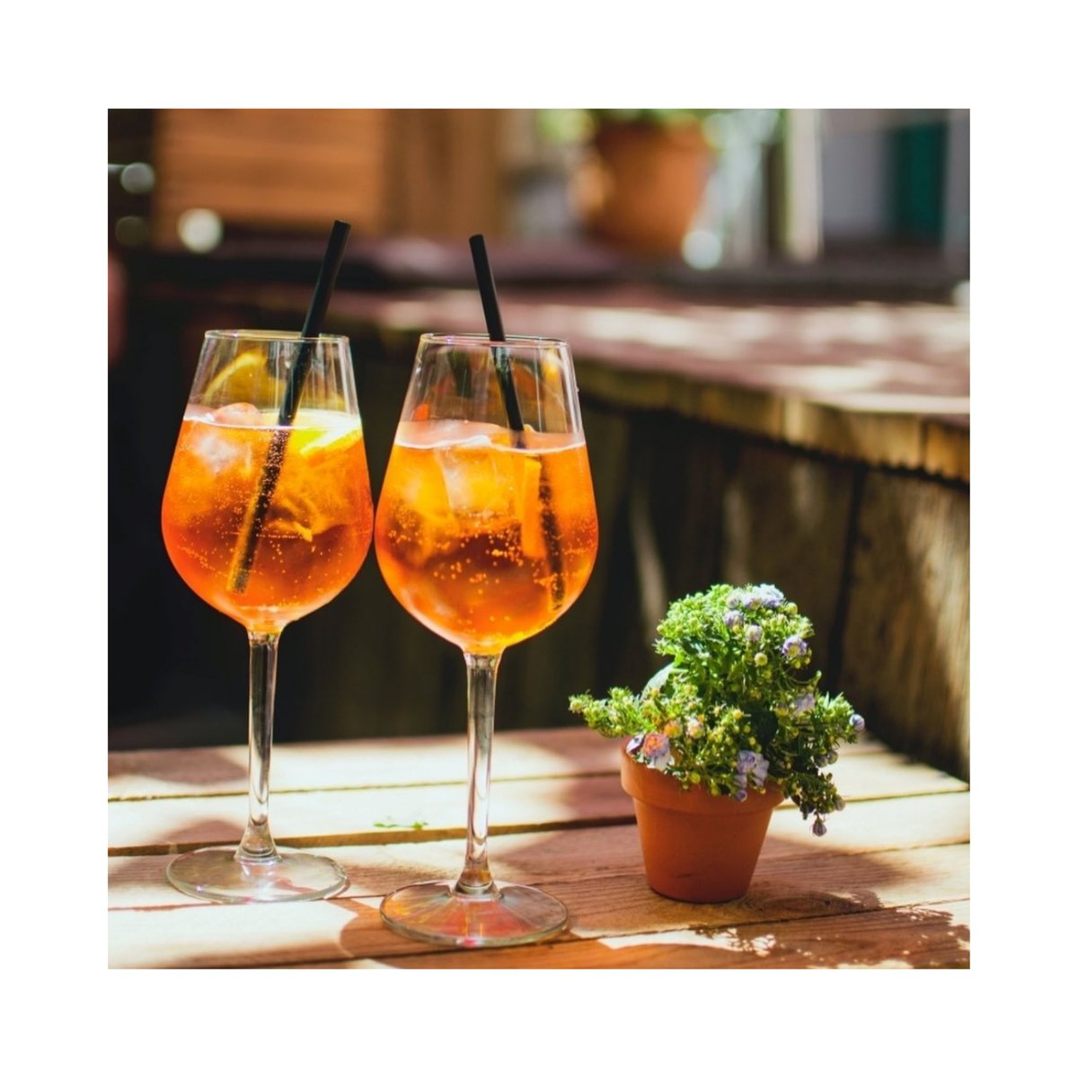 LilyBartWorld's tweet photo. Un dernier Spritz dans les Pouilles pour Valentina - l'héroïne de 'Stella' - avant de retrouver ceux de Milan... ça sent la fin des vacances. 🌈
#VendrediLecture #roman #romanceff #romance #lesbienne #gay #lgbtqia #lgbt #feelgood #livre https://t.co/yrRWozs0eT