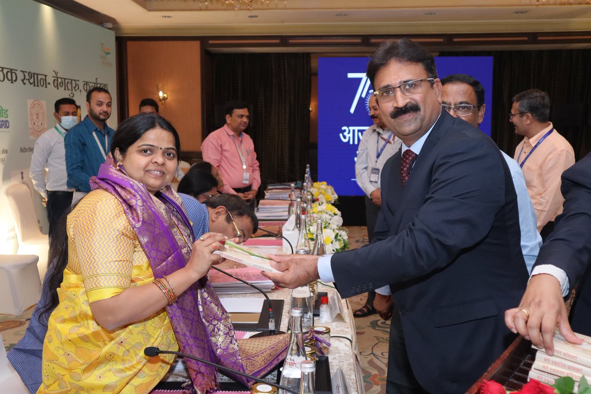 aaimysairport's tweet image. आज प्रोफेसर @ RitaBJoshi जी की अध्यक्षता में संसदीय राजभाषा समिति ने बेंगलुरु में मैसूर हवाईअड्डा कार्यालय के साथ निरीक्षण बैठक की।  इस दौरान समिति ने मंत्रालय एवं विभाग के वरिष्ठ अधिकारियों की उपस्थिति में हो रहे राजभाषा हिंदी के कार्यों का अवलोकन किया।
#SecondsubCommittee