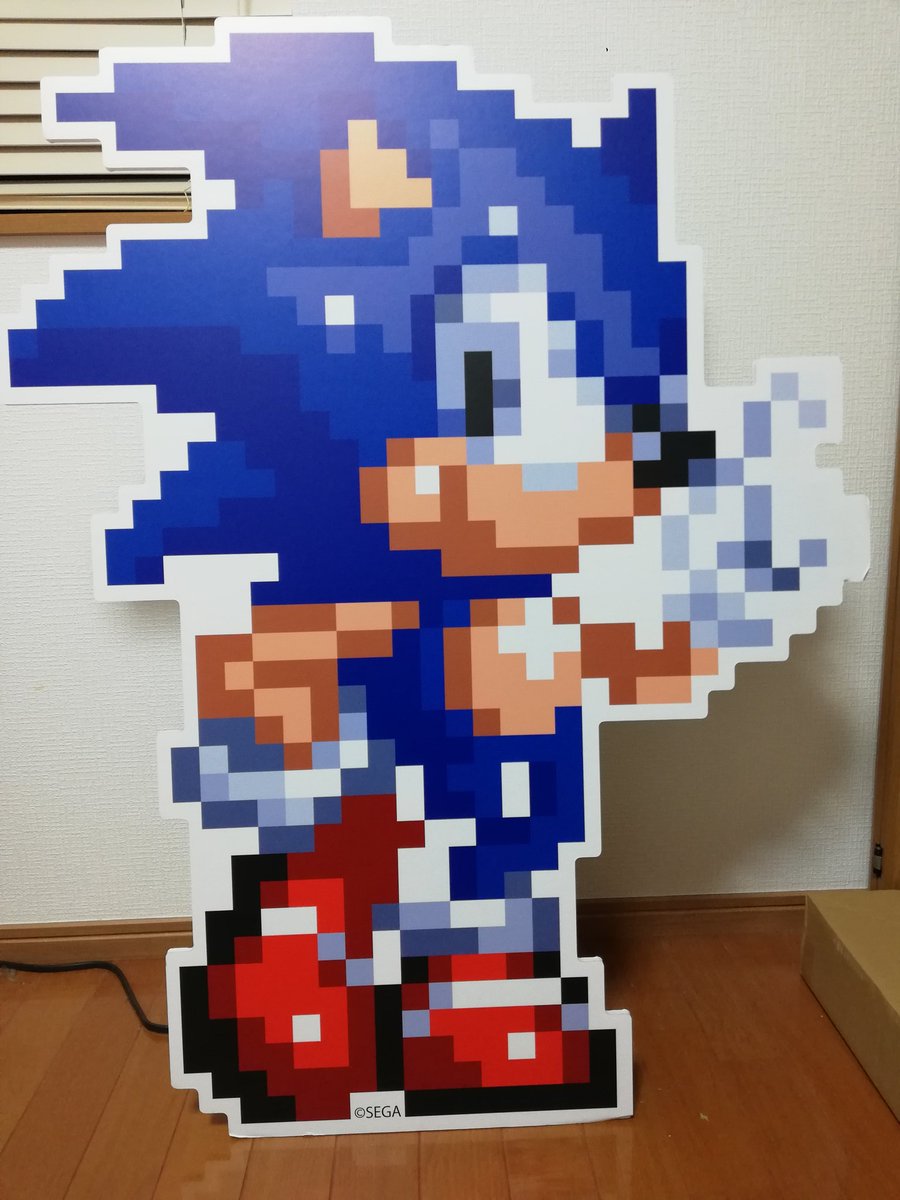 724_Hedgehog's tweet photo. キャンペーンで当選したソニックの等身大パネルが届いた！！！
部屋に置いておくと何か面白いな（笑）
まさかパネルを部屋に置く日が来るとは... https://t.co/mzeJs0u01q