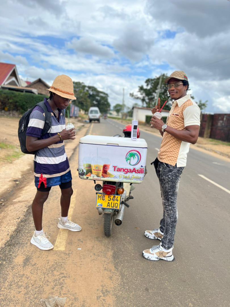 tangaasili's tweet photo. Umekuwa hamasa ya Ngumi nchini halipingiki. Tunakutakia kila la heri katika pambano lako lijalo. Ongeza energy na tangaasili #freshjuice #juicejuice. @JrMwakinyo #champez https://t.co/ntKmfpQW5X