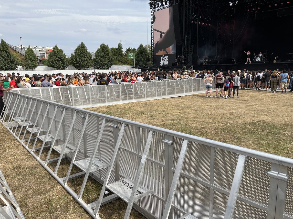 YannBertrand's tweet photo. L’objet du mécontentement - euphémisme - de nombreux festivaliers à #rockenseine : cette fosse, le « golden pit », réservée aux festivaliers ayant payé 20 euros de plus leur pass journée, et qui prend les 3/4 du devant de la Grande Scène. Dans la lignée des « carrés or »… 

1/2 https://t.co/wpnMZGJtuv