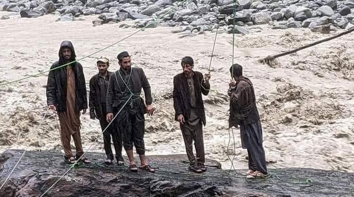 mkh511's tweet photo. کاش کسی وزیراعلیٰ یا امیر شخصیت کا ہیلی کاپٹر انہیں ریسکیو کرنے کیلئے بھی اڑ جاتا تو شاید ان کی زندگی بچائی جاسکتی تھی۔
#kohistan #FloodsInPakistan #FiveFriends #Kohistan #KohistanVideo https://t.co/EzzjC1Ul2z