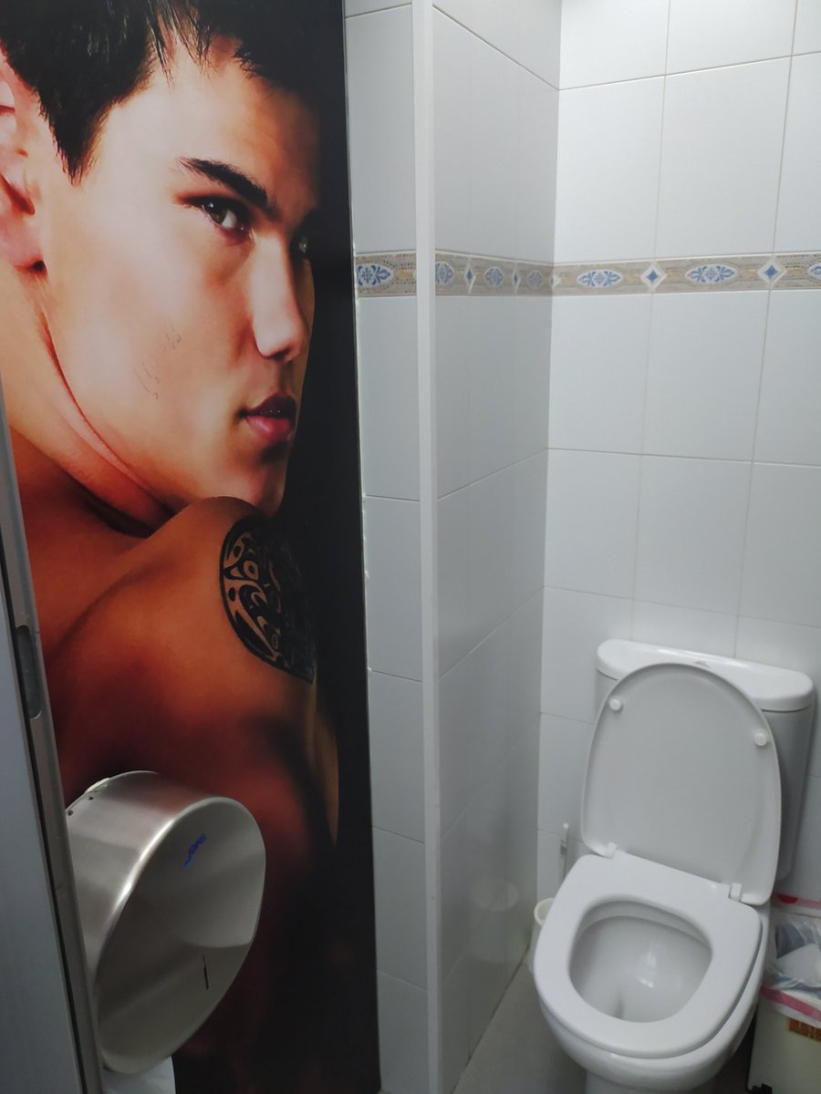 Ne0nImpala's tweet photo. Pues baño de mi nuevo pisito decoradooo 😊🔥 https://t.co/mDjZ7ys6Wh