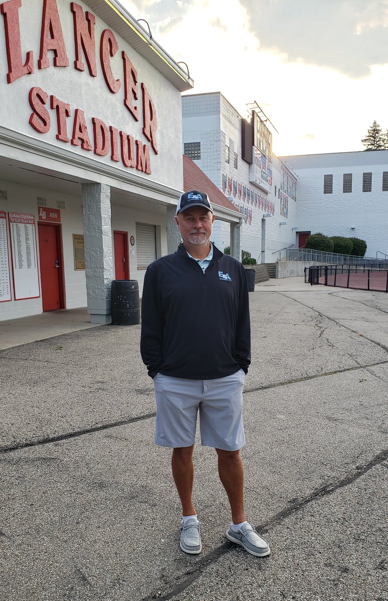LaSalleAlumni's tweet photo. Our DLS Mem Cntr continues to get upgrades just in time for our first home LSFB game vs. RICC!
It was a privilege to have one of our alumni, Ernie Petri '89, who runs E & A Contractors Llc., put over 180 gallons of paint onto the DLS Mem Cntr.
#BuildingImprovements
#LRD https://t.co/QPwu972P4F