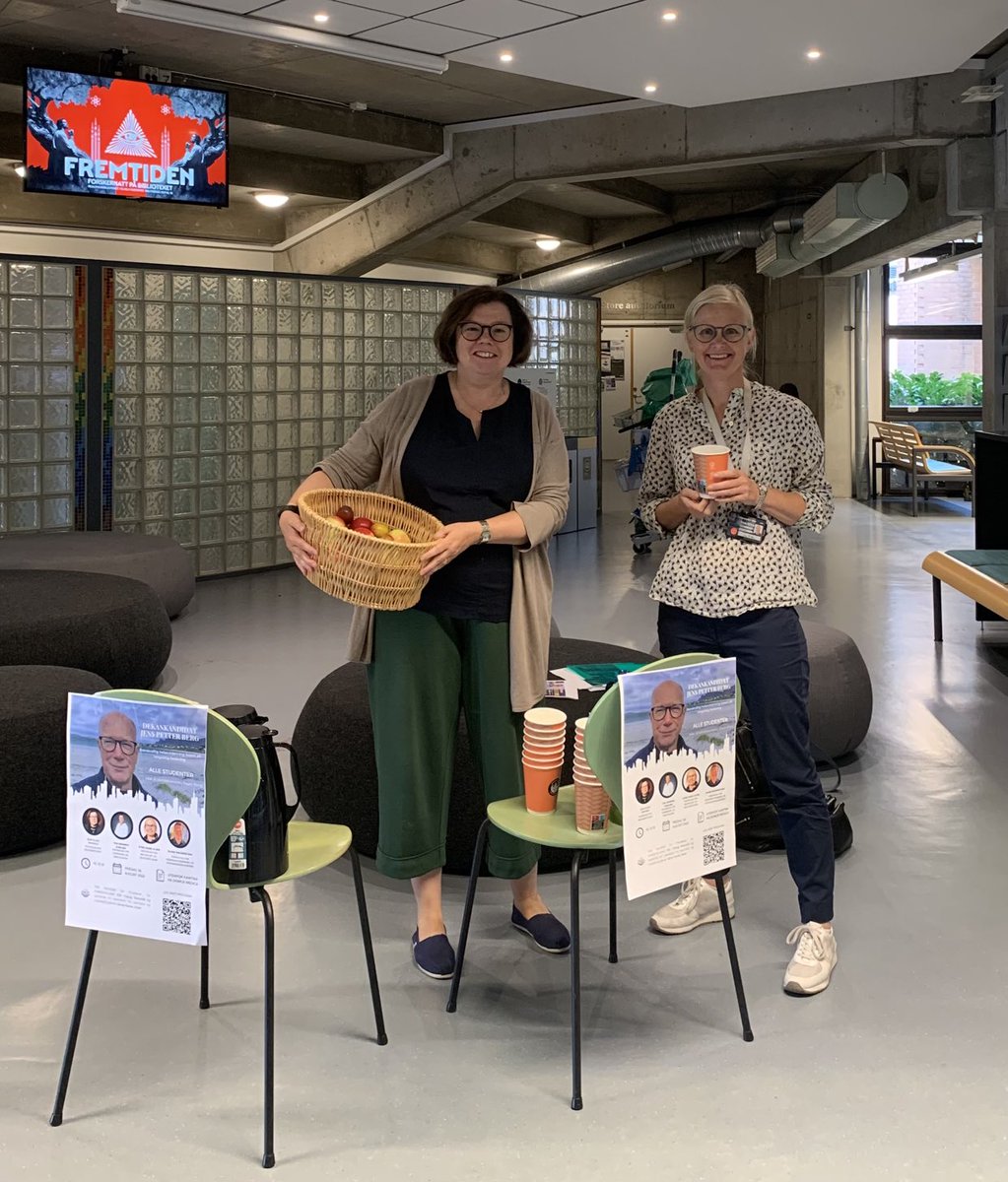 Spennende med dekanvalg på medisin! I dag sto vi to studiedekankandidatene på #TeamBerg på stand på Domus Medica. Studiesaker ble diskutert med påfyll av frukt, kaffe og twist.