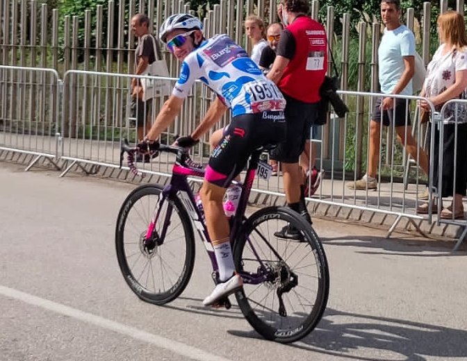 Makeavk's tweet photo. Qué cachondo @VicLangellotti. Como se ríe cuando le decimos lo guapo que está con el maillot de líder de la montaña en la salida de #LaVuelta22 en #Camargo. 
Ánimo Victor, ánimo @BurgosBH. https://t.co/xuy3Bbo5gR