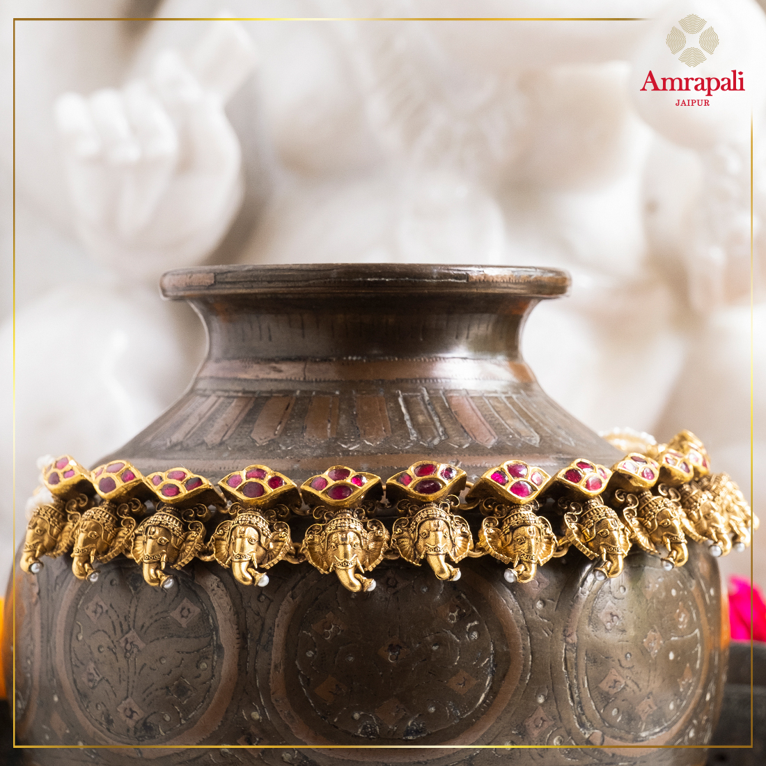 amrapalijewels's tweet photo. Carry the protection of Ganesha wherever you go with this gold necklace.
#AmrapaliJewels #Ganpati #LordGanpati #Ganesha #Festive #GanpatiNecklace #AmrapaliLotus #SilverNecklace #LordGanesha #Blessings #GaneshChaturthi2022 #Elegant #LuxuryLifestyle #HighFashion #FusionLook https://t.co/TG7YV9eocz