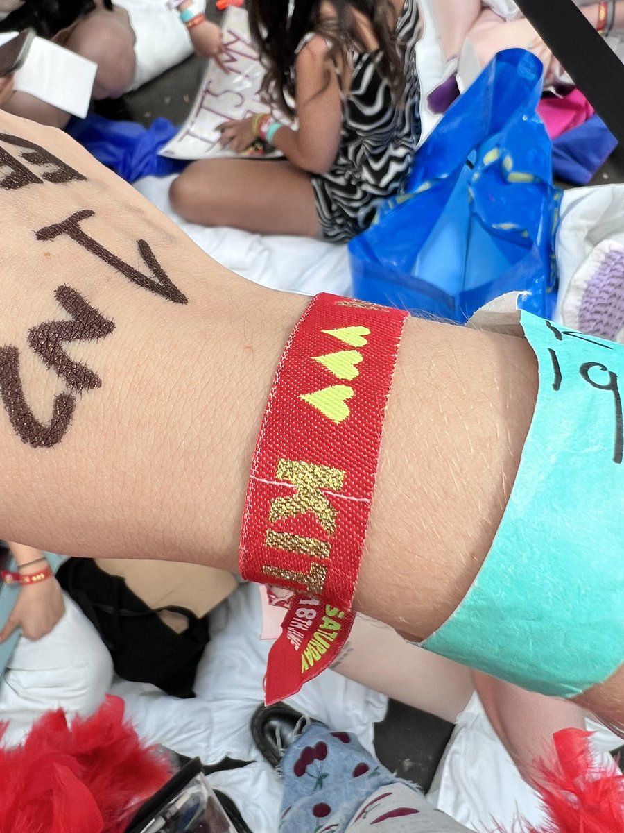 witheldclouds's tweet photo. rt for good luck at hslot europe 2023 🤭 https://t.co/8YLYFYtiVn