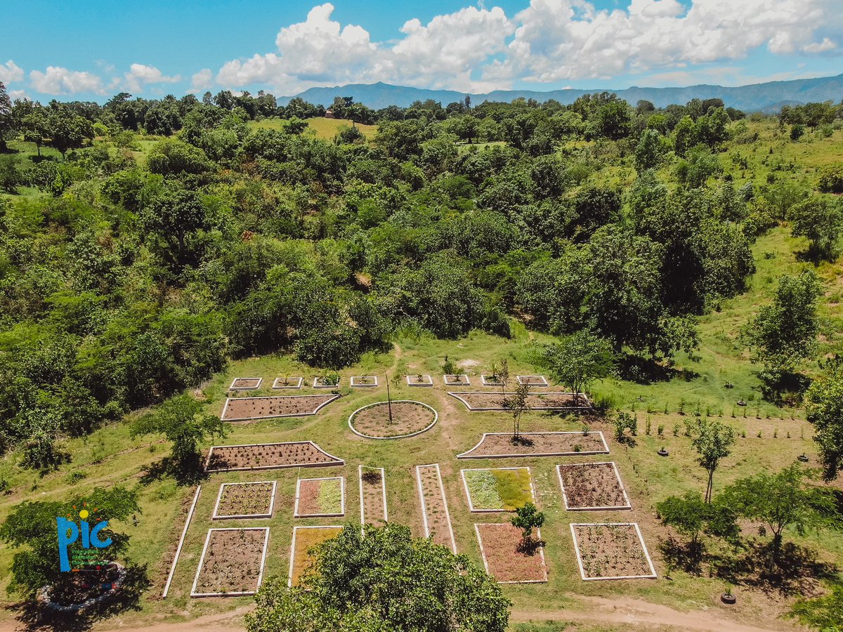 banjHT's tweet photo. #PIC3 Visite du projet et rencontre avec les jeunes de Ouanaminthe. Leur projet est de construire un Centre de documentation et de formation en Agroécologie au Jardin Botanique. Le jardin occupe une place importante dans la communauté et est toujours en construction. https://t.co/qnDVDBnqAF