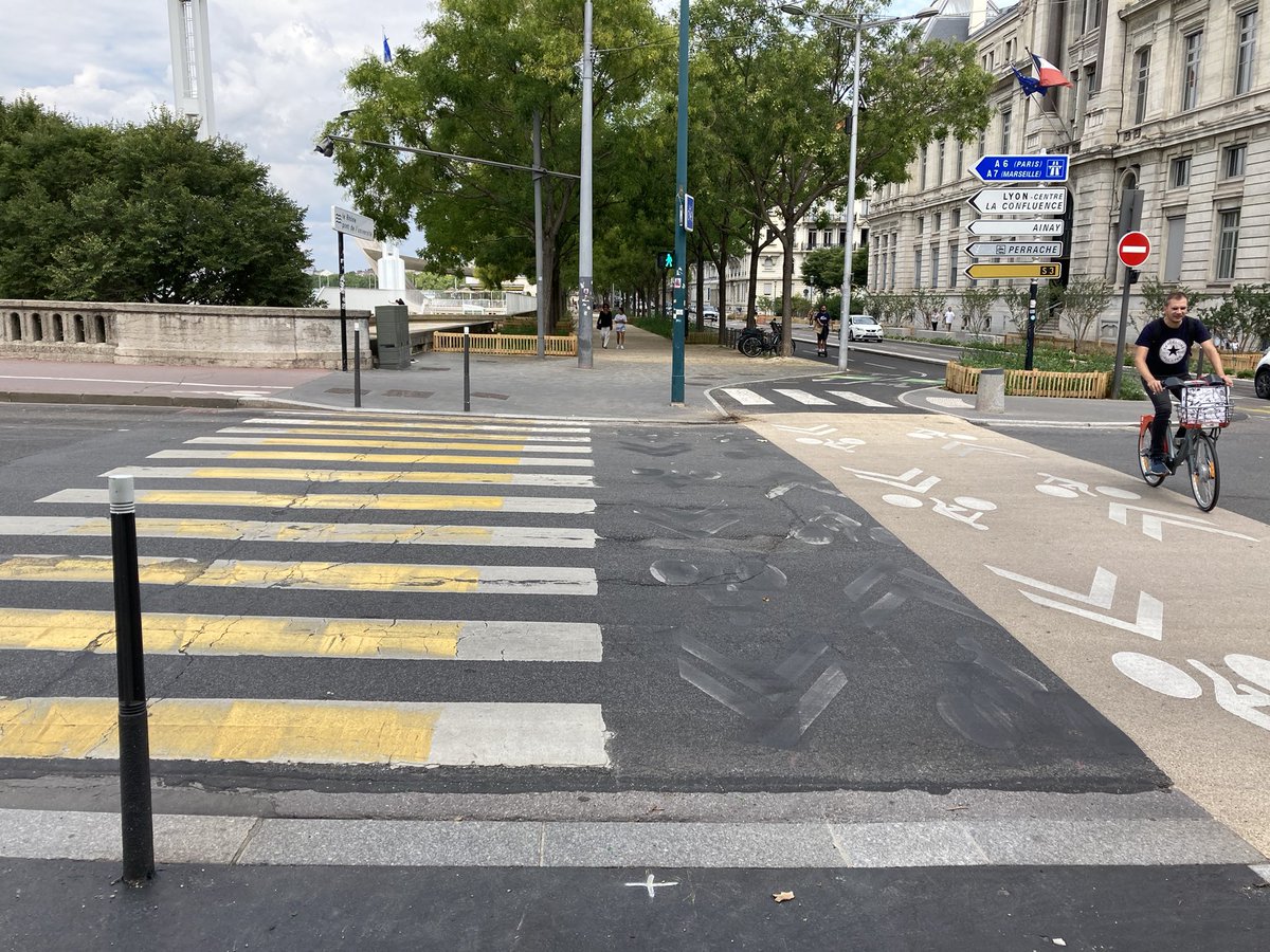 monopolyon_off's tweet photo. Les aménagements degueulasses de la #cagette #voielyonnaise1 #guillotiere #lyon à 1M€ le km par #fabienmelon @beavessiller @vlungenstrass #vincentpinocchio #EELV #JDE2022 : les piétons, derniers servis. Traversée ultra dangereuse sur #ollier pt #université. Aucun feu, ni ⬇️ https://t.co/q7tkdX73ZZ
