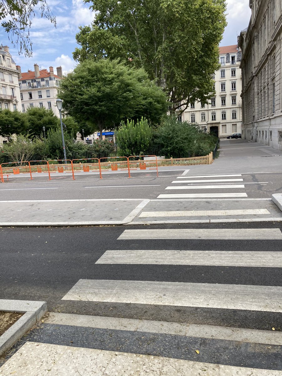 monopolyon_off's tweet photo. Les aménagements degueulasses de la #cagette #voielyonnaise1 #guillotiere #lyon à 1M€ le km par #fabienmelon @beavessiller @vlungenstrass #vincentpinocchio #EELV #JDE2022 : les piétons, derniers servis. Traversée ultra dangereuse sur #ollier pt #université. Aucun feu, ni ⬇️ https://t.co/q7tkdX73ZZ