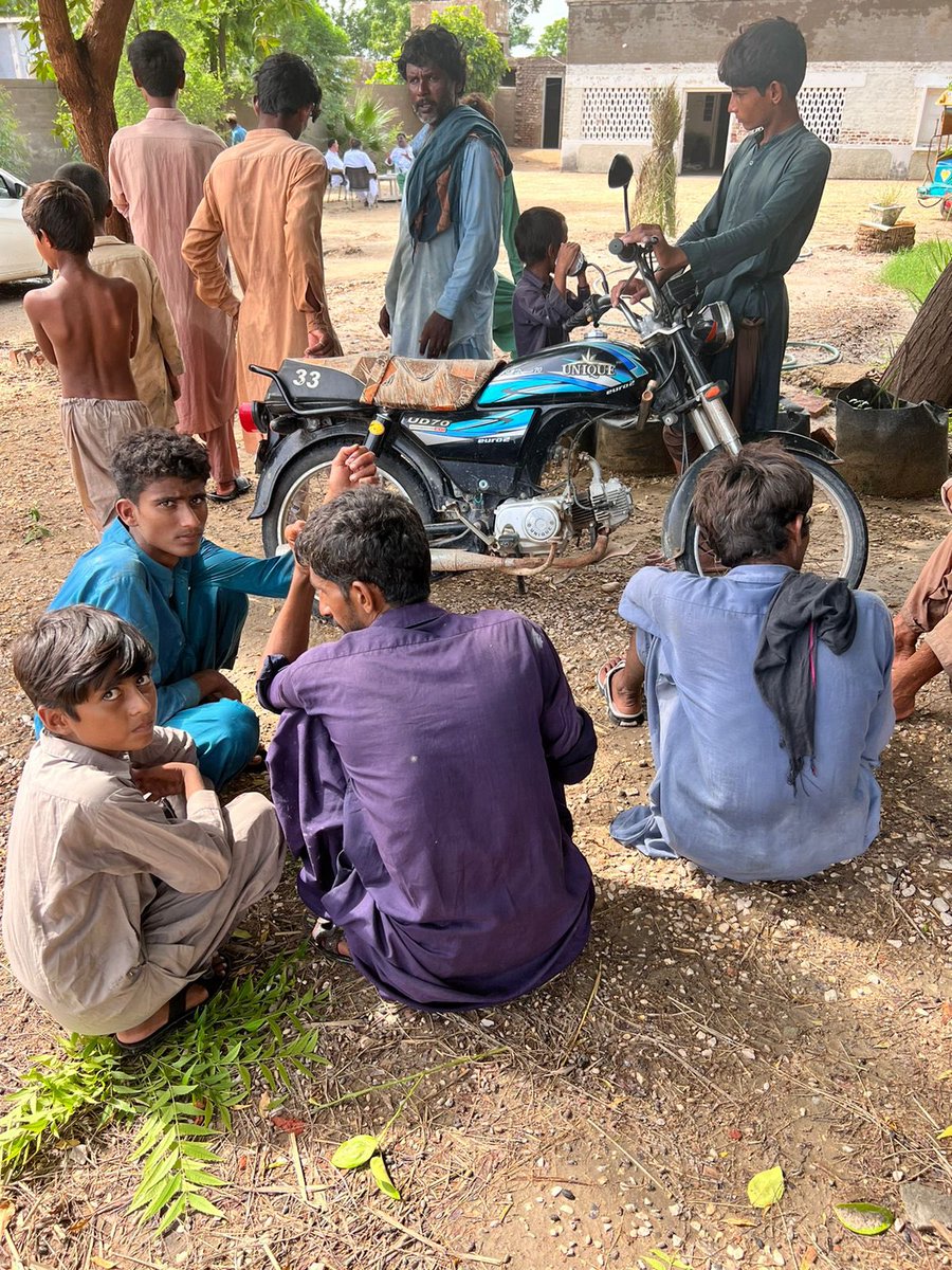SHEHROZBURIRO1's tweet photo. Welldone Founder Of #PrimaryFriendsFoundation @NAsirMorai Buriro &amp; Team For Distributing Rashan &amp; Vegetables Among Heavy Rain Flood Affected Villages Of Sadhuja Talka Moro District Noushero Feroz Sindh 👍❤️
#Sindhfloods https://t.co/GX6kkiJDJv