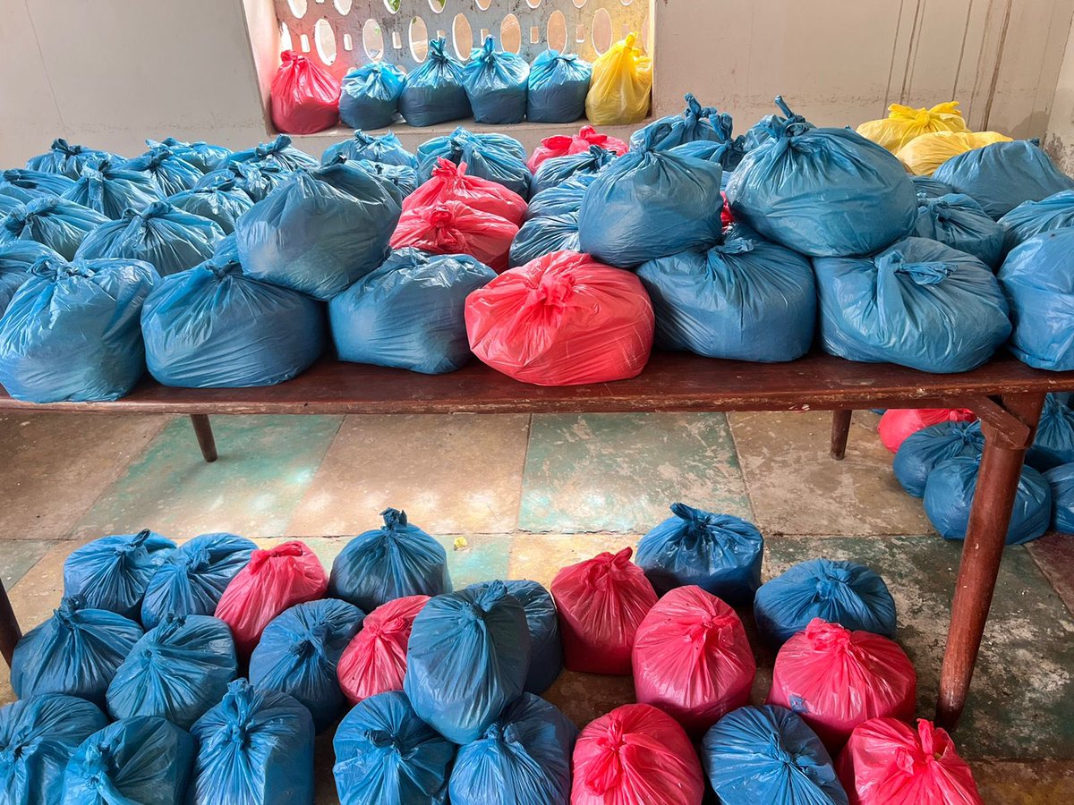 SHEHROZBURIRO1's tweet photo. Welldone Founder Of #PrimaryFriendsFoundation @NAsirMorai Buriro &amp; Team For Distributing Rashan &amp; Vegetables Among Heavy Rain Flood Affected Villages Of Sadhuja Talka Moro District Noushero Feroz Sindh 👍❤️
#Sindhfloods https://t.co/GX6kkiJDJv