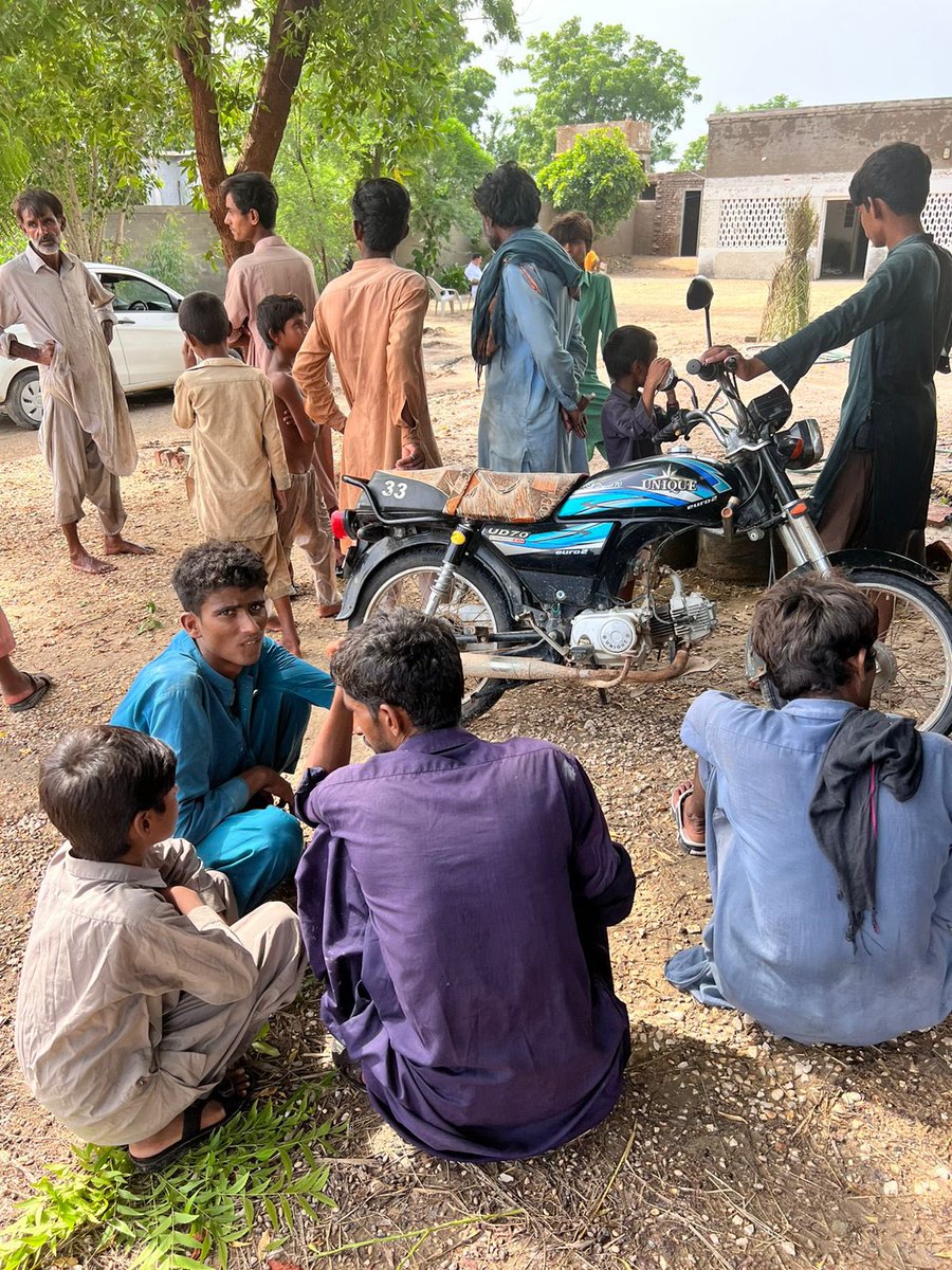 SHEHROZBURIRO1's tweet photo. Welldone Founder Of #PrimaryFriendsFoundation @NAsirMorai Buriro &amp; Team For Distributing Rashan &amp; Vegetables Among Heavy Rain Flood Affected Villages Of Sadhuja Talka Moro District Noushero Feroz Sindh 👍❤️
#Sindhfloods https://t.co/GX6kkiJDJv