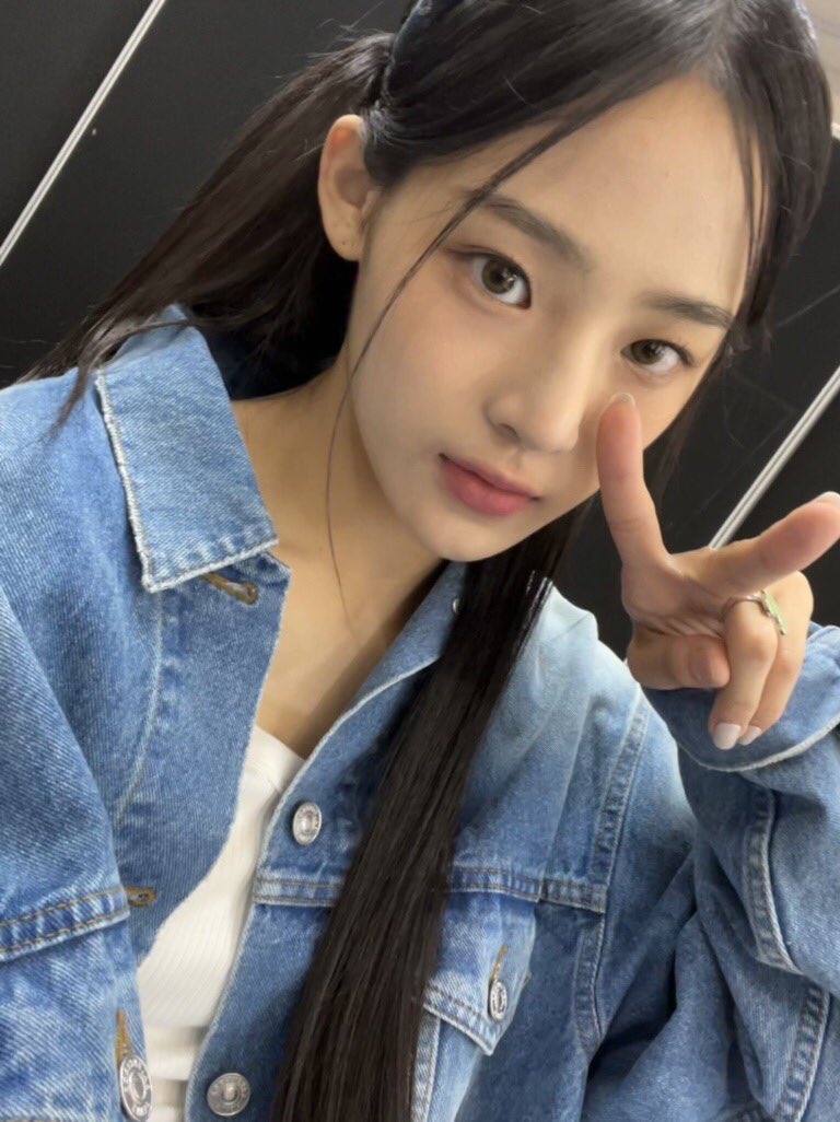 appartement201's tweet photo. I’m also v into New Jeans nowadays ☠️ https://t.co/YU7ZuZ6YTC