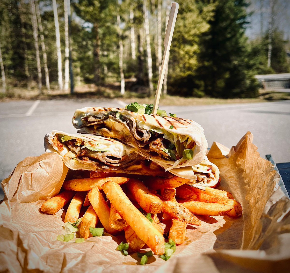 Woah 🥳 Grill Room located in Hankasalmi is voted one of the best burger restaurants in #Finland by the readers of popular Finnish tabloid Iltasanomat.

What else is hot right NOW: visitjyvasky.la/3CrWrKc 👈 

#VisitJyvaskylaRegion <a href="/DiscoverFinland/">Discovering Finland</a> 

📸: Sanni Laitila