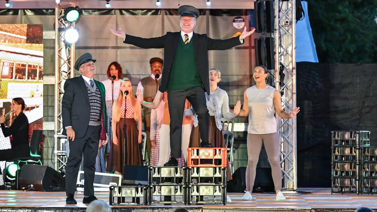 YourOldChina's tweet photo. 📢 FINAL PERFORMANCES ☀️
🏞️ West Park, Wolverhampton
🗓️ Sun 28 Aug 1.45pm & 7.45pm
🦻 BSL interpreted
🎙️ 1.45pm performance will be audio described
Doors open at 12 noon and 6pm, with pre-performances at 12.30pm and 6.30pm 🎶
Grab your tickets ⬇️
https://t.co/M8eOJ2kqiq https://t.co/j8SO2OiCRf
