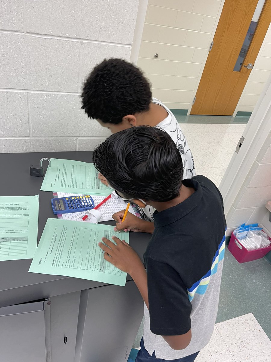 issirk09's tweet photo. How does changing the straw size affect the distance a hoop glider will fly? #vcsscientists https://t.co/k2Q0J83yMT