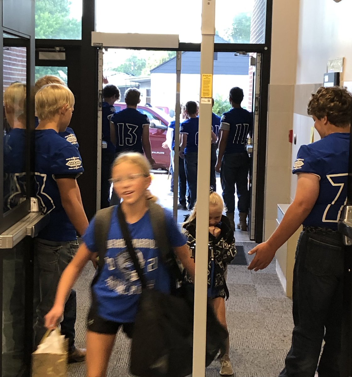 rdrews2's tweet photo. Arapahoe FB starting the day off right by being greeters for those headed into the building. Great way to have a #PositiveImpact on student body and build connections w others! Don’t miss the game tonight vs Arcadia-LC. GO WARRIORS! https://t.co/2ZIdSSXKYE
