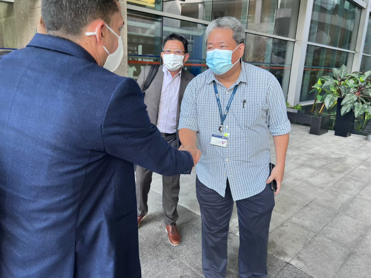 RomeroFelixE's tweet image. #26Ago|Que Honor visitar la National University of Singapore, prestigiosa institución que es referencia por su calidad y tradición a nivel mundial.
Fuimos recibidos por el Vice- rector Chew Fook Tim, con quién estamos agradecidos por abrirnos las puertas de esta casa de estudios.