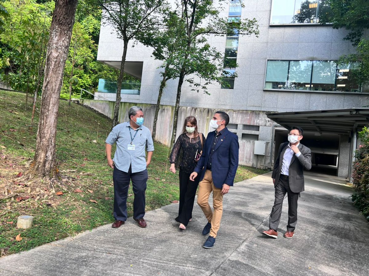 RomeroFelixE's tweet image. #26Ago|Que Honor visitar la National University of Singapore, prestigiosa institución que es referencia por su calidad y tradición a nivel mundial.
Fuimos recibidos por el Vice- rector Chew Fook Tim, con quién estamos agradecidos por abrirnos las puertas de esta casa de estudios.