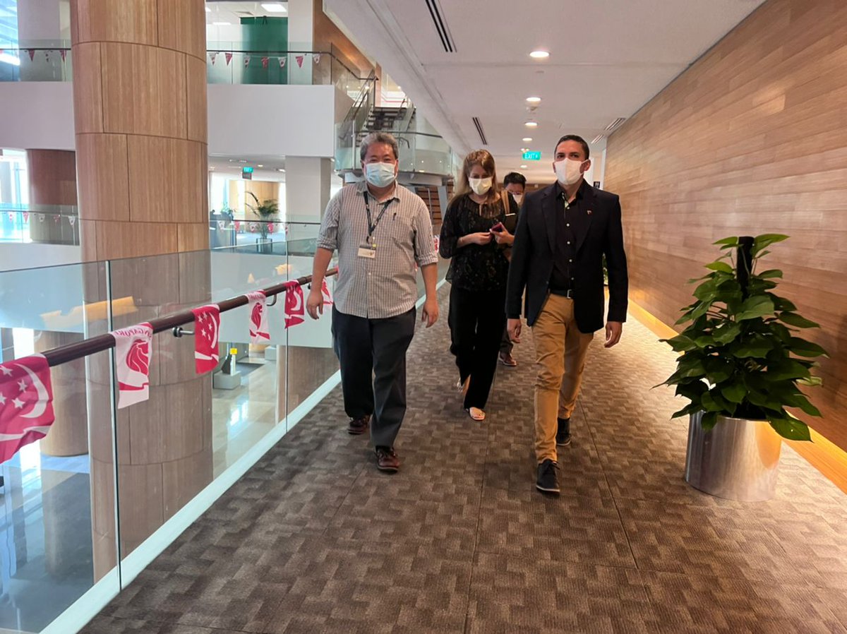 RomeroFelixE's tweet image. #26Ago|Que Honor visitar la National University of Singapore, prestigiosa institución que es referencia por su calidad y tradición a nivel mundial.
Fuimos recibidos por el Vice- rector Chew Fook Tim, con quién estamos agradecidos por abrirnos las puertas de esta casa de estudios.